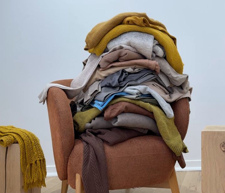 55% des Français entasseraient sur une chaise du linge déjà porté dans le but de s'en resservir avant lavage.