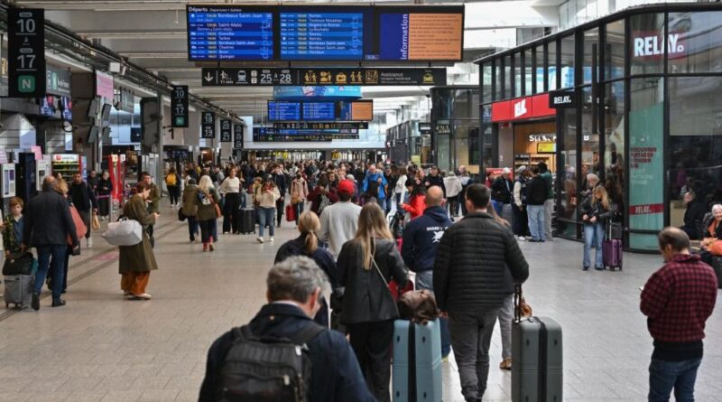 Appel à la grève SNCF : « Personne n’accepterait » qu’il n’y ait pas de train à Noël prévient le ministre des Transports