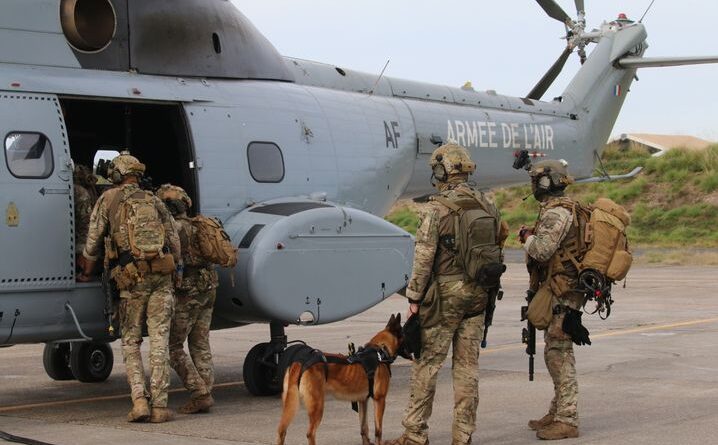 Armée de l’Air : A bord d’un hélicoptère Puma avec des commandos parachutistes pour un exercice de sauvetage au combat