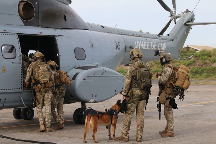 Embarquement des cmmandos parachutistes du CPA 30 dans l'hélicoptère Puma.