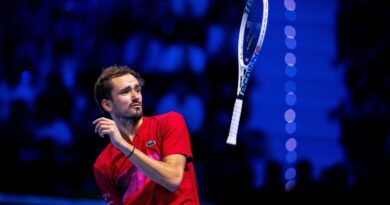 ATP Finals : Daniil Medvedev pète les plombs, jette sa raquette, casse un micro et fait le cirque face à Taylor Fritz