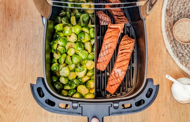 L'air fryer Air Fry & Grill XXL de Moulinex dispose d'un séparateur de cuve pour cuisiner deux plats en même temps.