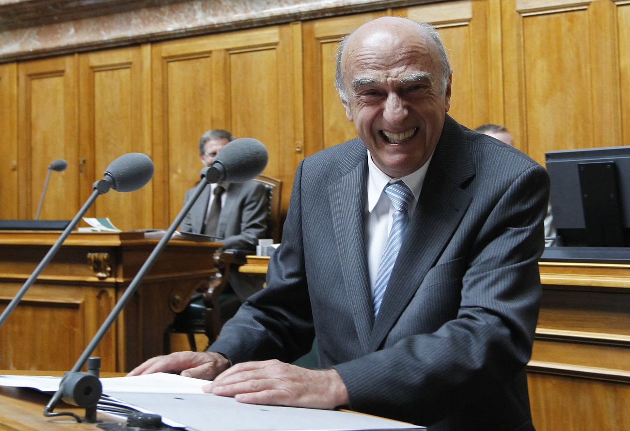 Homme riant à la tribune du Conseil national