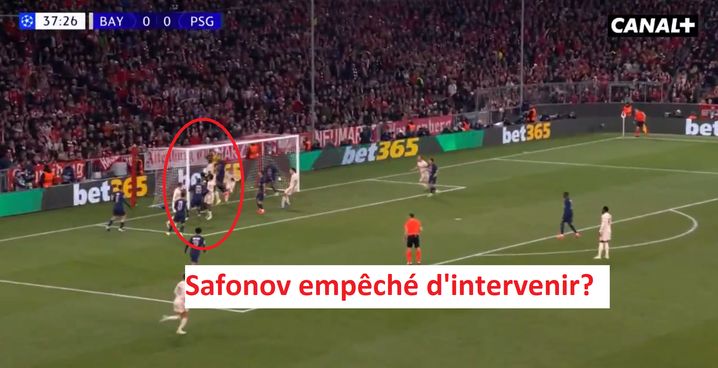 Matvey Safonov n'a pas eu la vie facile sur ce corner. Est-ce vraiment la boulette du siècle? Pas sûr...