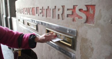 Bretagne : Une mystérieuse carte postale met 47 ans à arriver dans leur boîte aux lettres