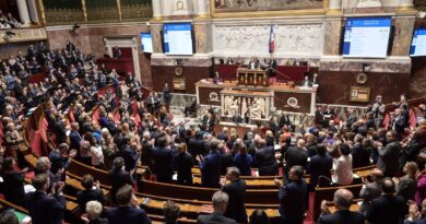 Budget 2025 : Deux-roues bruyants, rachats d’actions… Ces nouvelles taxes adoptées contre l’avis du gouvernement