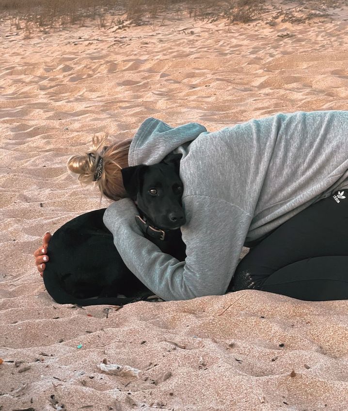 Míša et sa chienne, Amalka, qui s'est enfuie d'un avion à l'aéroport de Paris Charles-de-Gaulle.