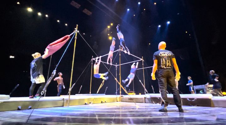 A l'entraînement, gymnastes et circassiens s'entraînent pour le « Tournik » sous l'oeil d'Andreï (à droite avec le t-shirt noir) capitaine de la troupe.