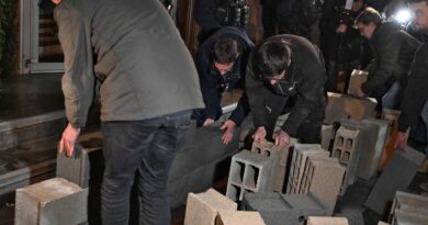 Colère des agriculteurs : Un mur de parpaings érigé devant l’institut de recherche Inrae à Paris