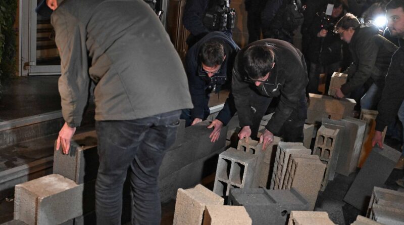 Colère des agriculteurs : Un mur de parpaings érigé devant l’institut de recherche Inrae à Paris