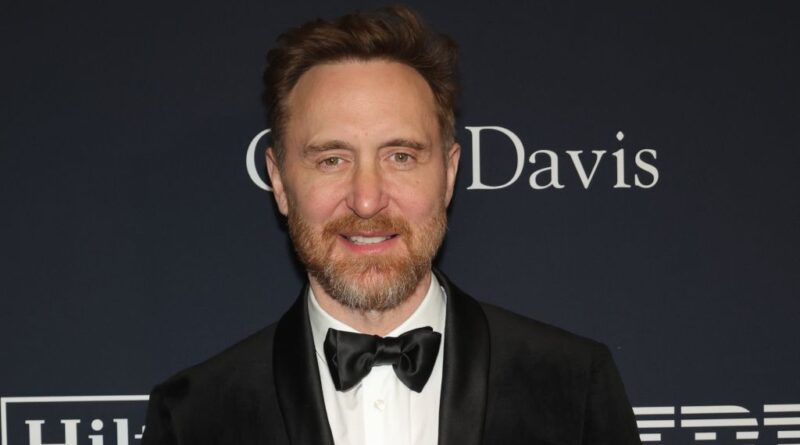 David Guetta fait tomber le haut pour son anniversaire… Madonna partage un gâteau « Fuck Trump » sur Instagram…