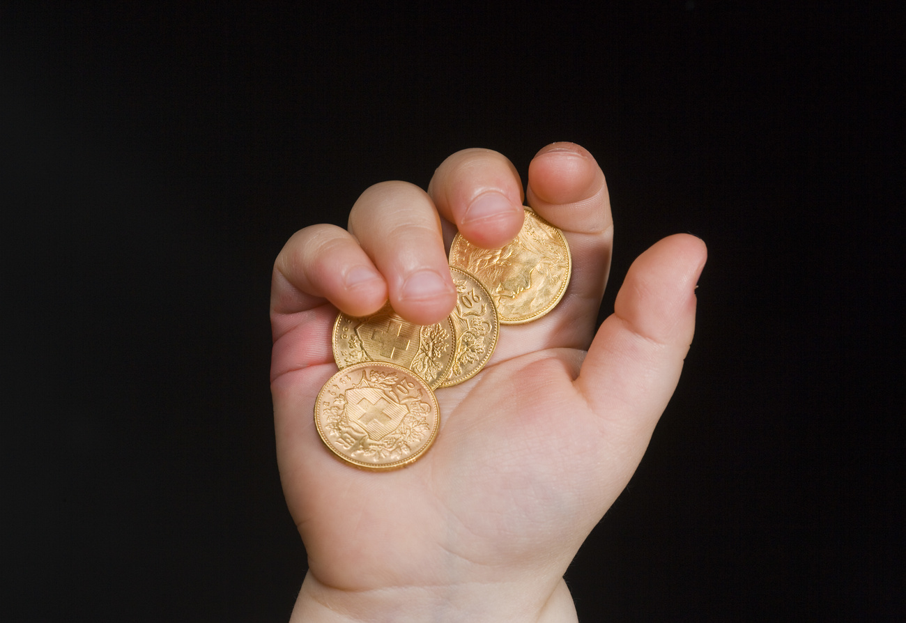 Pièces d'or dans une main d'enfant.