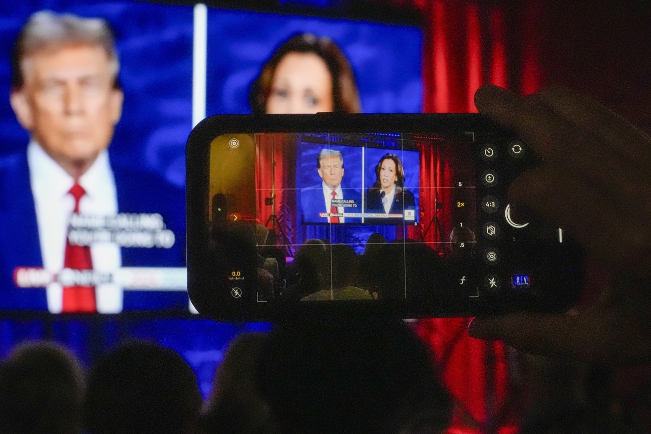 Téléphone photographiant un écran où est diffusé le débat de la présidentielle américaine