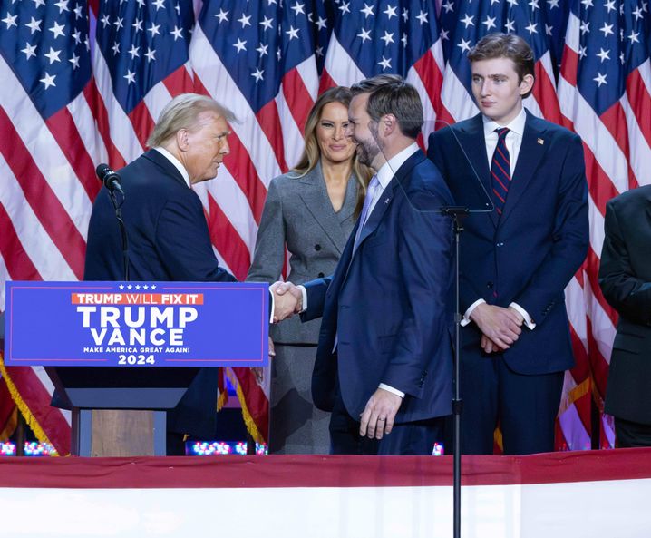 Donald Trump félicite son colistier lors de l'annonce de sa victoire en Floride.