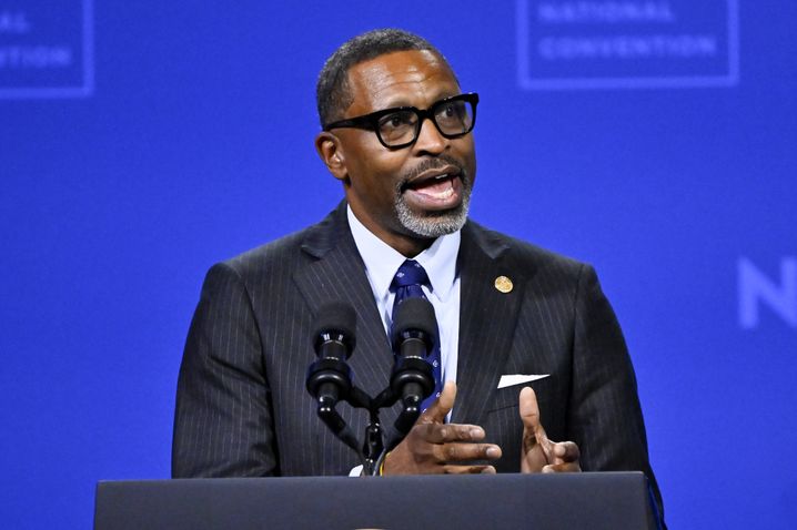 Le président de la NAACP, Derrick Johnson s'exprime aux côtés de Joe Biden en septembre dernier.