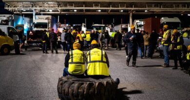 EN DIRECT Colère des agriculteurs : La Confédération rurale ne lâche rien, l’autoroute A9 bloquée…