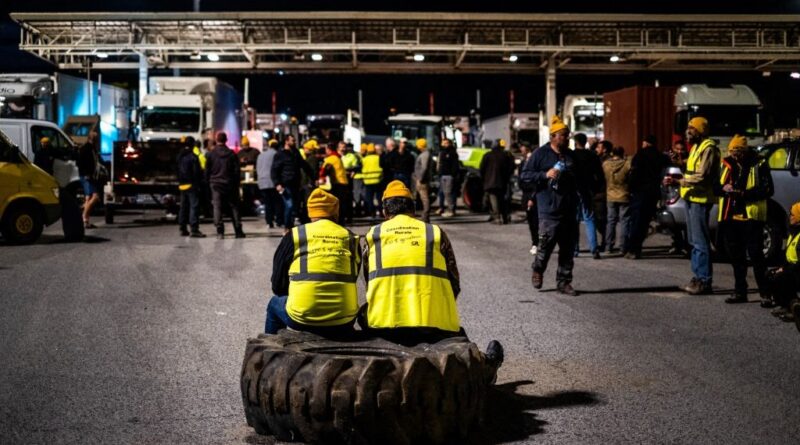 EN DIRECT Colère des agriculteurs : La Confédération rurale ne lâche rien, l’autoroute A9 bloquée…