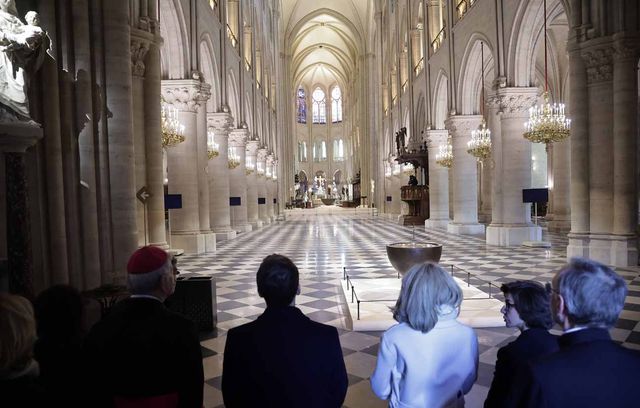 « C’est sublime », s’est exclamé Emmanuel Macron, ici avec son épouse Brigitte Macron, en découvrant la cathédrale reconstruite dans toute sa blancheur et sa longueur.