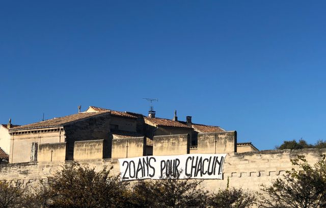 Apparue au moment des premières réquisitions, cette banderole, visible depuis le parvis du palais de justice d’Avignon, a provoqué la colère d’un avocat de la défense estimant que celle-ci portait atteinte à la présomption d’innocence.