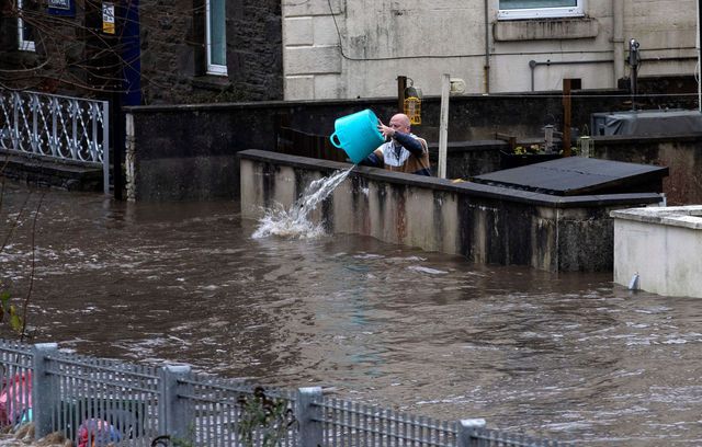 Un habitant tente de sauver sa maison des inondations provoquées par la tempête Bert, à Pontypridd, une ville au nord de Cardiff, au Pays de Galles, le 24 novembre 2024. Entre 200 et 300 maisons et bâtiments ont été inondés dans le district de Rhondda Cynon Taf, au sud du pays.