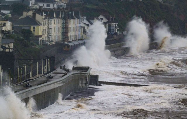 Un voyage en train qui a dû être impressionnant, alors que la tempête Bert frappe la ville côtière de Dawlish et sa voie ferrée, dans le Devon, en Angleterre.