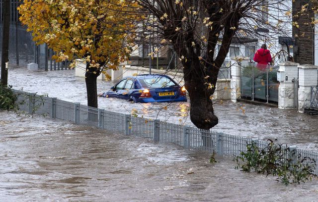 Une voiture bloquée dans les inondations de la rue Sion, à Pontypridd, dans le sud du pays de Galles.