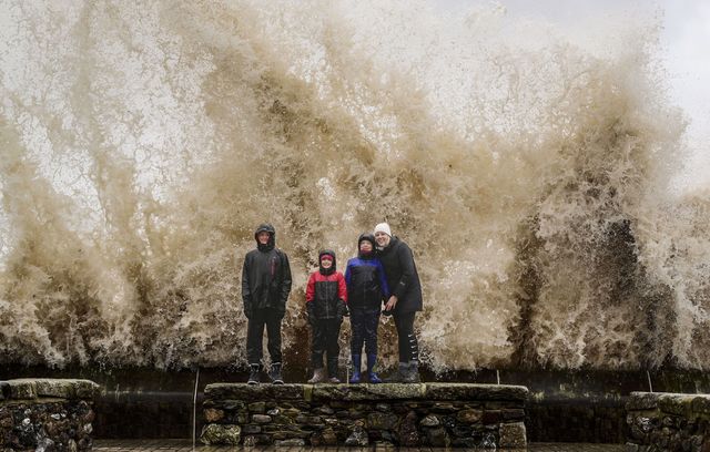 Ah qu’est-ce qu’on ne ferait pas pour une photo ? Ici, une famille légèrement imprudente venue voir la tempête Bert qui frappe la ville côtière de Dawlish, dans le Devon, au sud-ouest de l’Angleterre, le 23 novembre 2024.