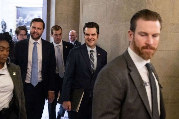 Tout sourire, Matt Gaetz entre aux côtés du futur vice-président JD Vance pour une réunion avec les membres républicains du Sénat. Illustration.