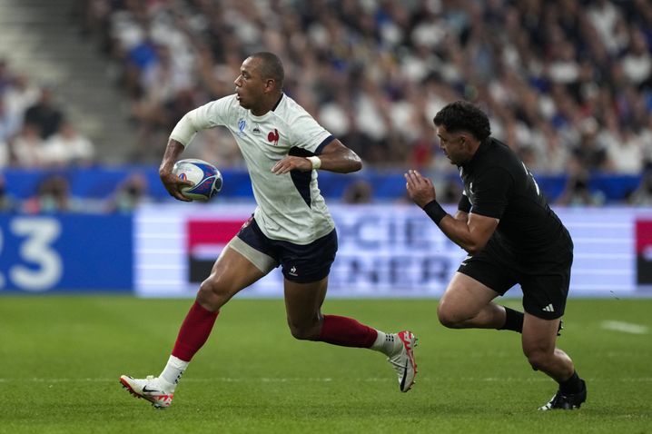 Gael Fickou face aux Blacks lors du match d'ouverture de la Coupe du monde 2023.