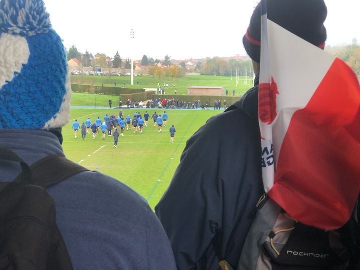 Des supporters lors de l'entraînement des Bleus ouvert au public, mercredi 13 novembre à Marcoussis.