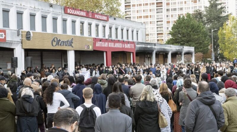 Fusillade à Poitiers : « On a vécu deux drames ce soir-là », déplore un habitant lors de l’hommage à l’adolescent tué