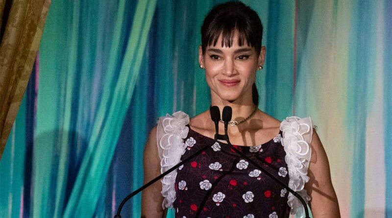 Gala L’Alliance New York 2024 : le Trophée des Arts brille entre les mains de Sofia Boutella