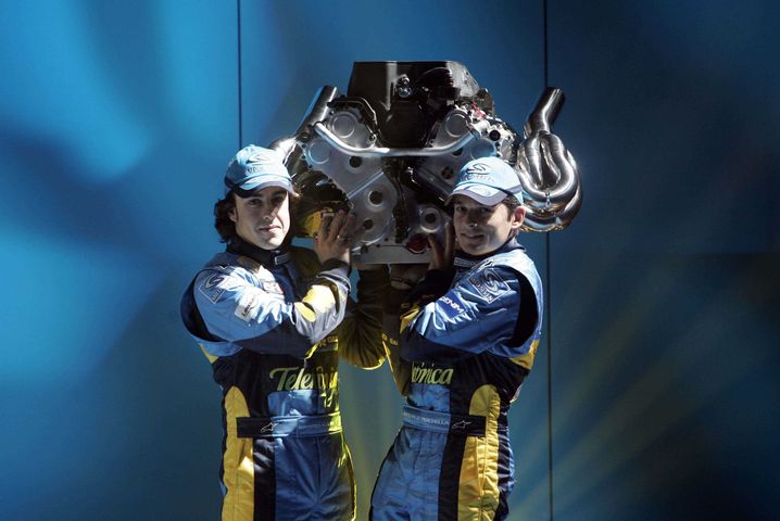 Les deux pilotes Renault, Fernando Alonso et Giancarlo Fisichella, avec le moteur V10 de Renault lors de la présentation de la R25 championne du Monde de Formule 1 en 2005.