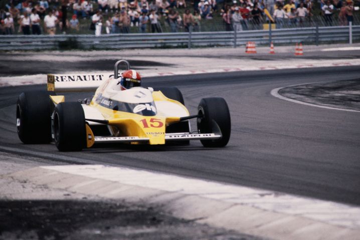 Le pilote Français Jean-Pierre Jabouille au volant de la Renault RS10 équipé d'un V6 turbo, sur le circuit de Dijon-Prenois pour la première victoire de Renault en Formule 1, en juin 1979.