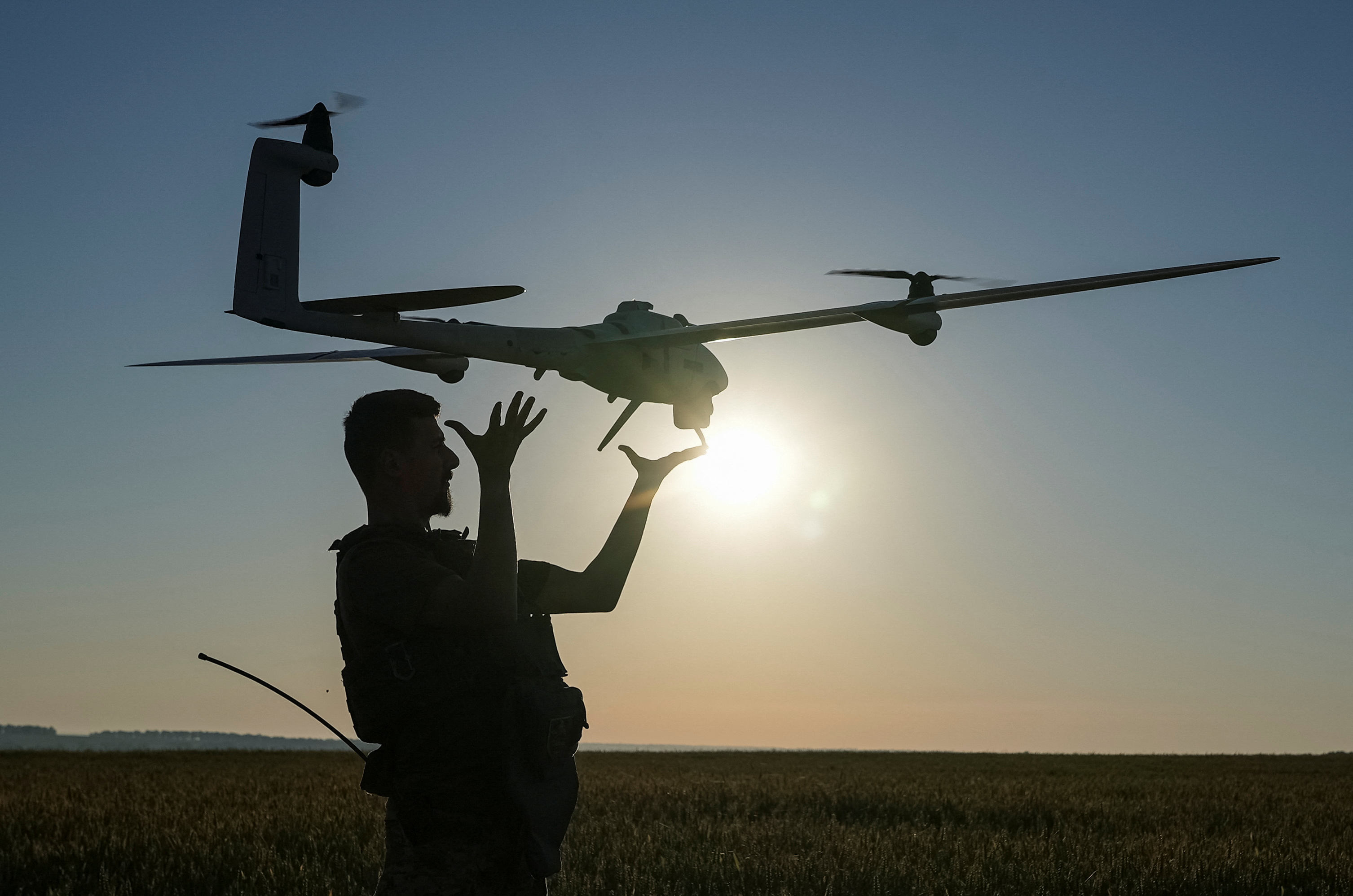 Soldat ukrainien lançant un drone.