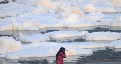 Inde : Pour rendre hommage au dieu hindou du Soleil, des pèlerins se jettent dans des eaux toxiques