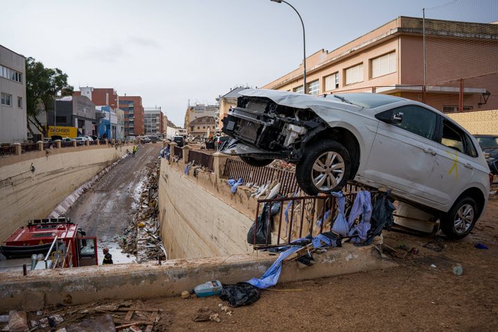 Les rues de nombreuses villes espagnoles sont encore encombrées par les déchets et les voitures emportés par les violentes inondations. Ici le 4 novembre à Paiporta, près de Valence.