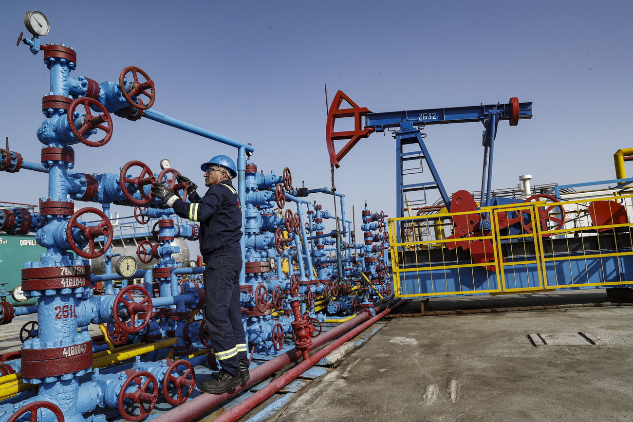 Ouvrier près de vannes d’une installation de production de pétrole