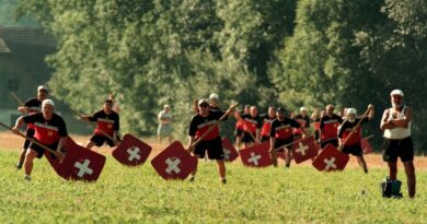 Le hornuss, un sport national suisse qui a du piquant