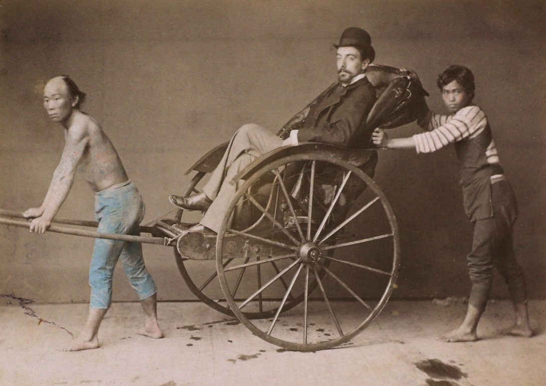 Homme occidental photographié sur un pousse-pousse manipulé par deux Japonais.