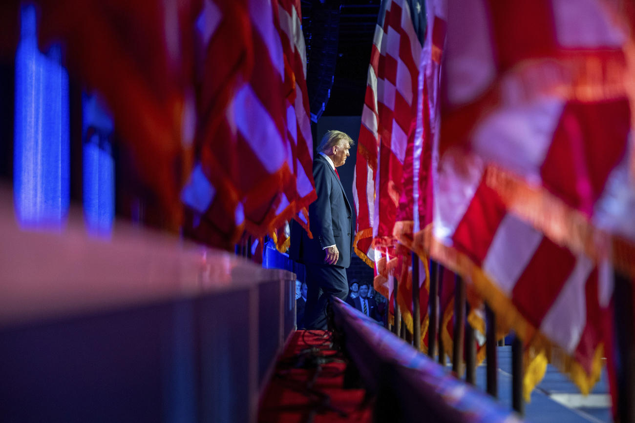 Donald Trump entouré de drapeaux américains