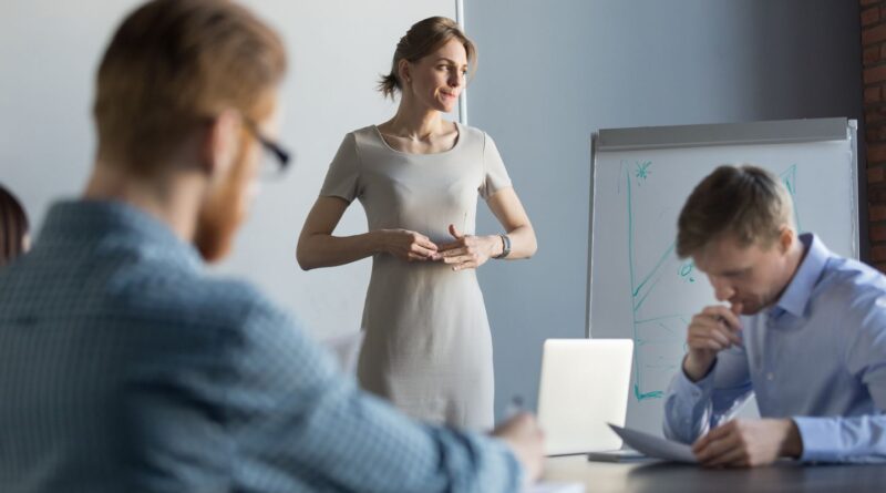 Les gestes pour respirer la confiance quand vous prenez la parole au boulot