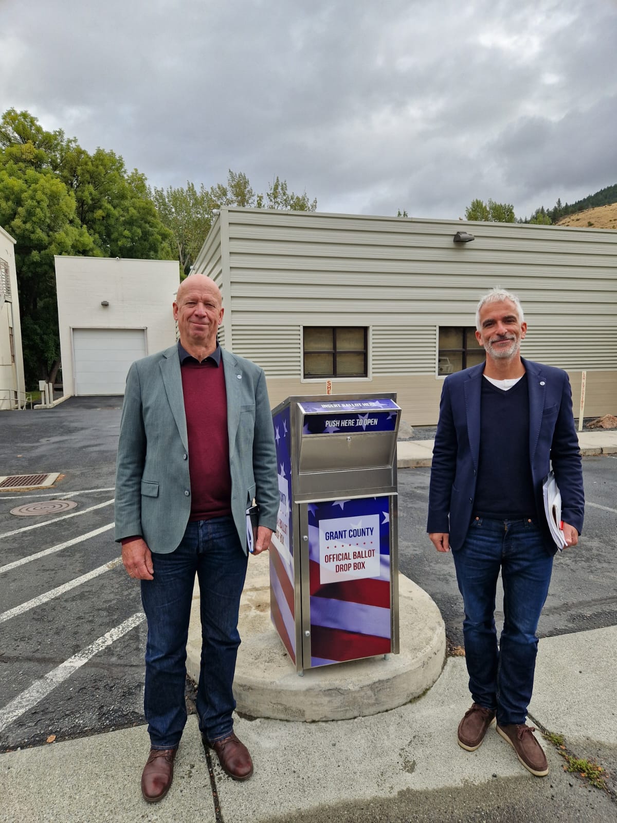 Deux hommes entourant une machine pour les élections américaines