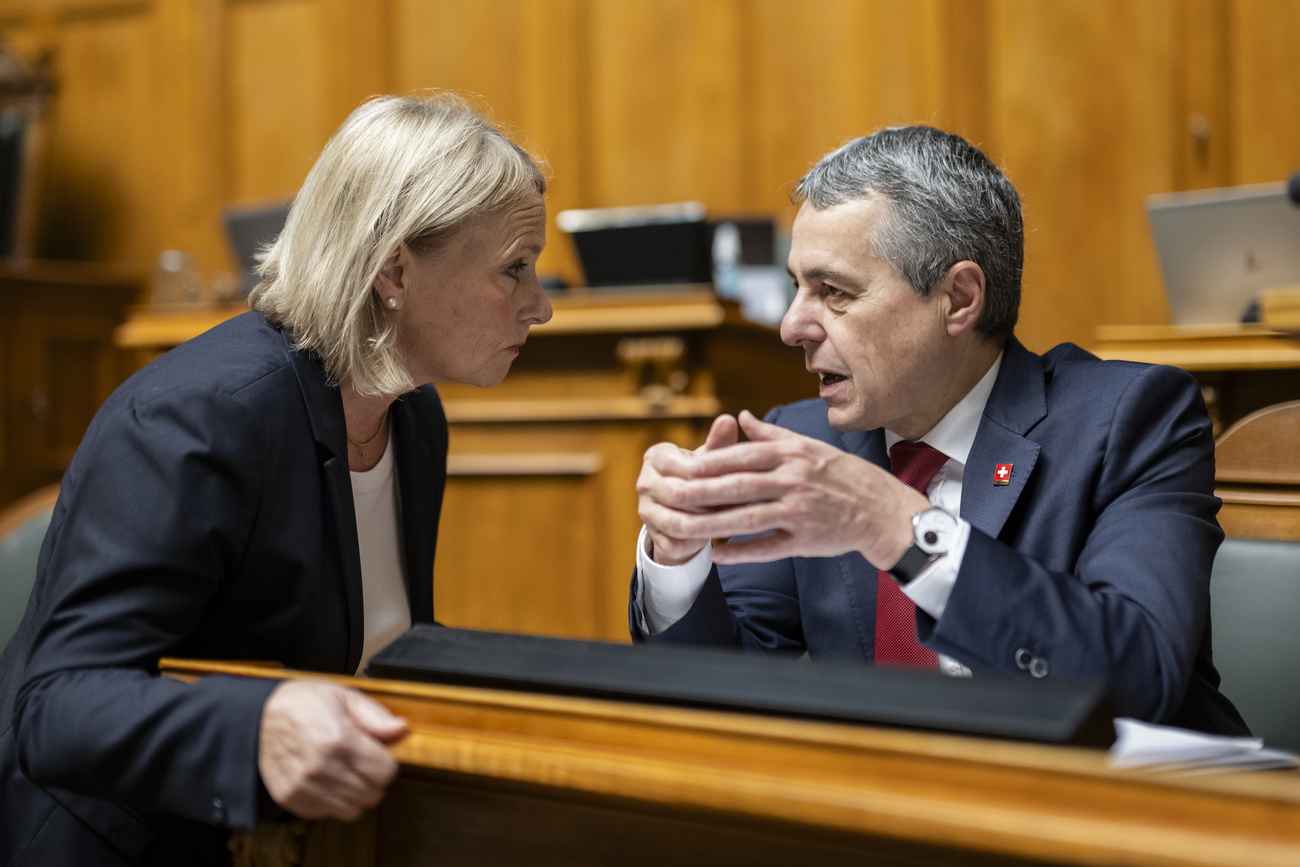 La députée Elisabeth Schneider-Schneiter en discussion avec le ministre des Affaires étrangères Ignazio Cassis.