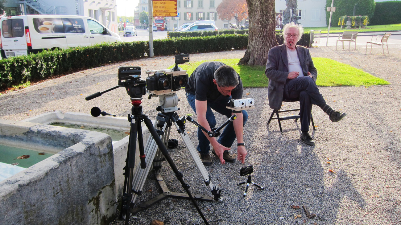 Fabrice Aragno et Jean-Luc Godard (assis) sur le plateau de «Adieu au langage», 2014.