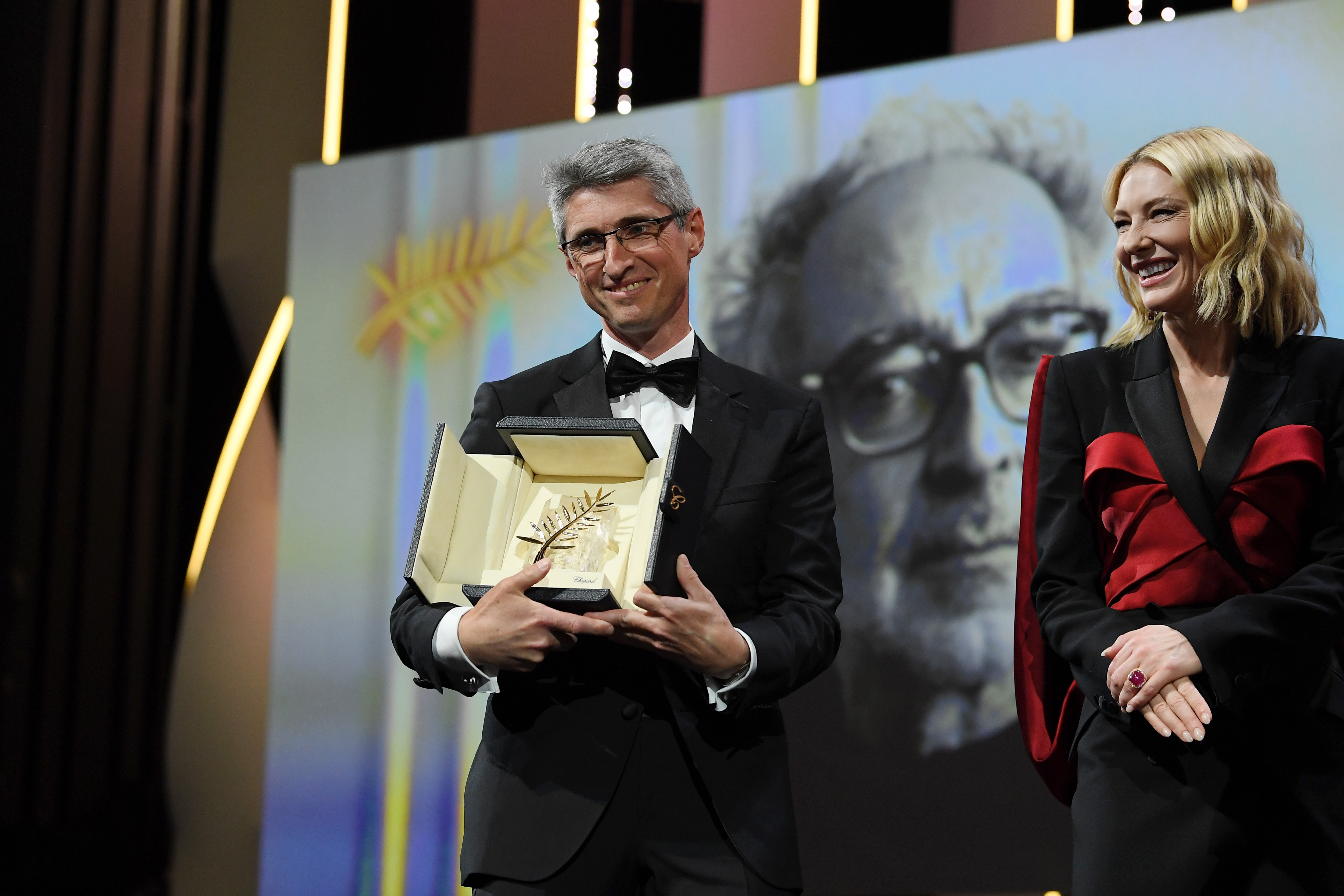 Fabrice Aragno reçoit une Palme d'Or spéciale au nom du réalisateur Jean-Luc Godard pour son film «Le Livre d'image» (The Image Book) lors de la cérémonie de clôture du 71e Festival de Cannes, en mai 2018.