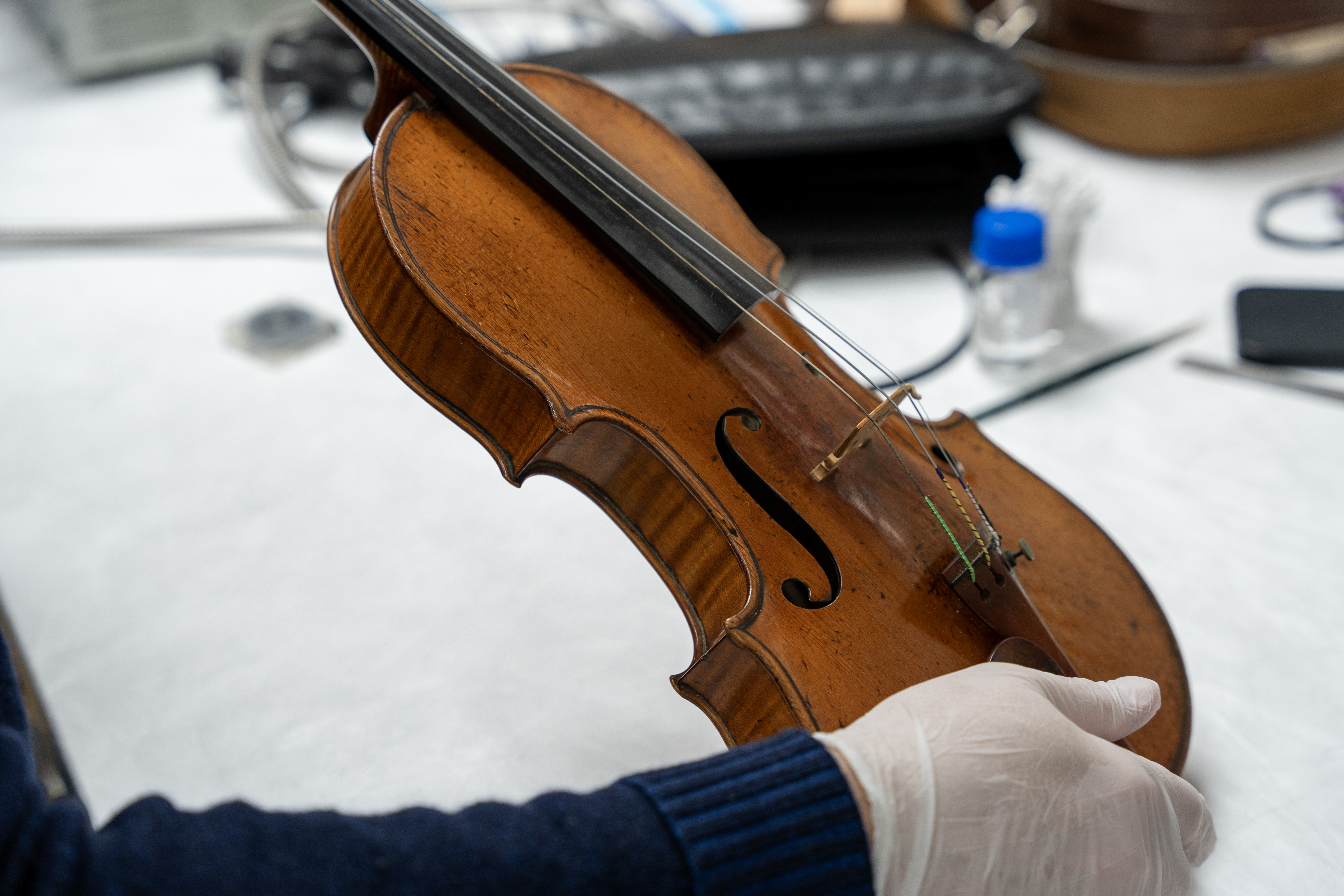 Le violon est-il authentique ou une contrefaçon?