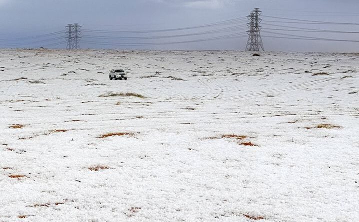 Météo : Des images surprenantes d’un désert recouvert de grêle et de neige en Arabie saoudite