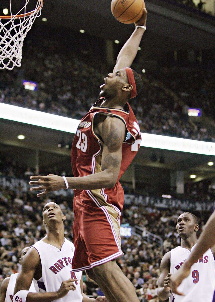 Sous le regard de Chris Bosh, LeBron James s'était offert avec les Cavs son premier match à plus de 50 points (56), le 20 mars 2005 lors d'une défaite à Toronto à 20 ans et 80 jours.