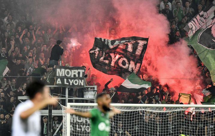 L'ambiance d'un derby dans le Chaudron s'accompagne souvent de drapeaux et banderoles « Mort à Lyon ».